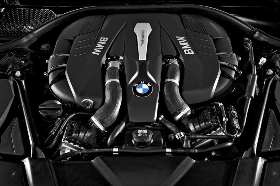  BMW 750Li xDrive 2015 года  (фото 33 из 41)